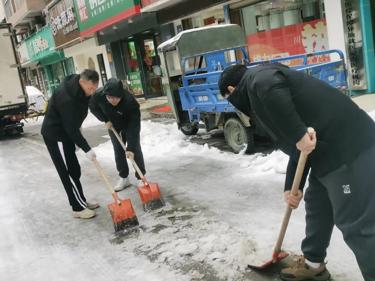 鏟冰除雪 溫暖相伴——天海集團參與清冰障、除冰凍行動(dòng)